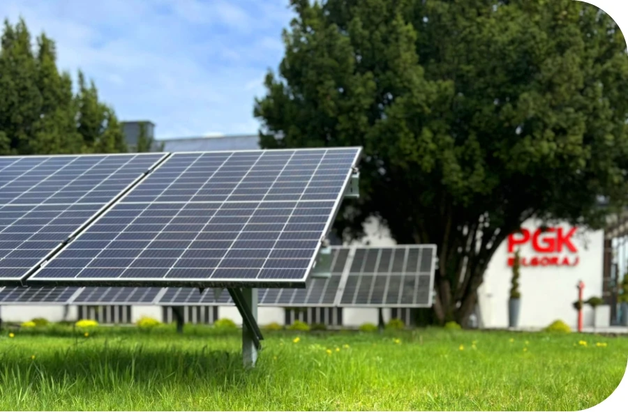 panele fotowoltaiczne przed siedzibą PGK